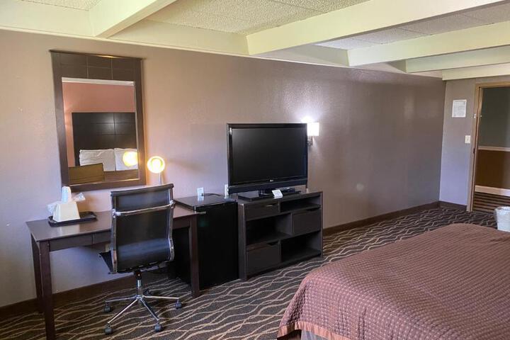 Signature Suite King Bed (15 of 17)