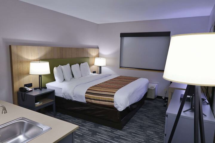 1 King Bed Accessible (16 of 16)