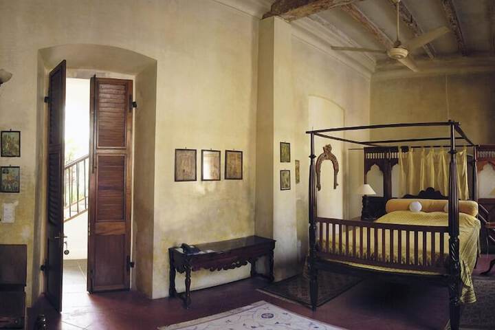 Room 9 of 18