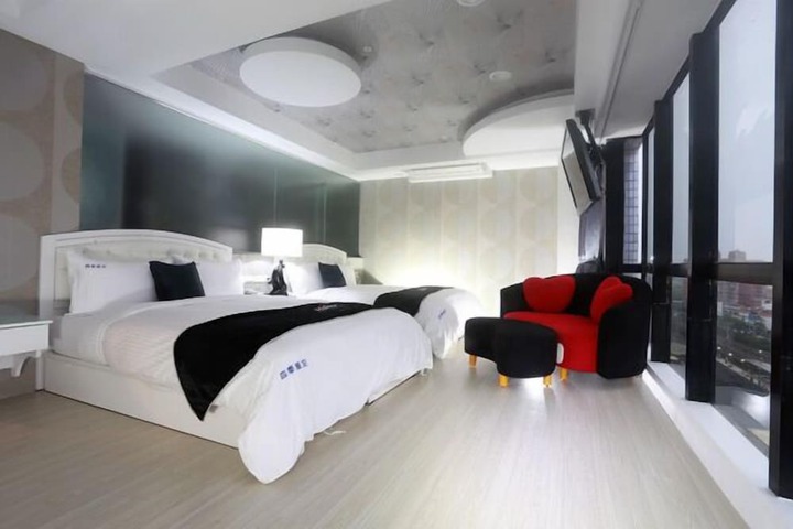 Room 21 of 34