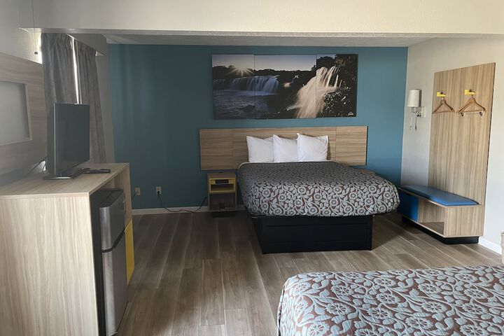 1 Queen Bed (14 of 21)