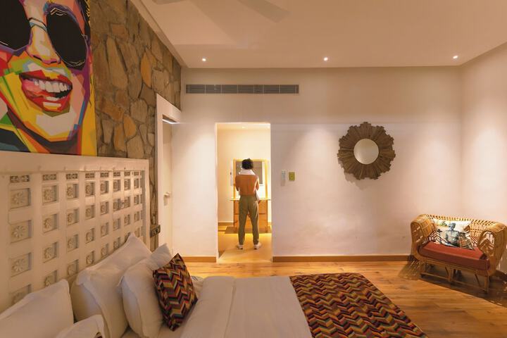 Room 16 of 38