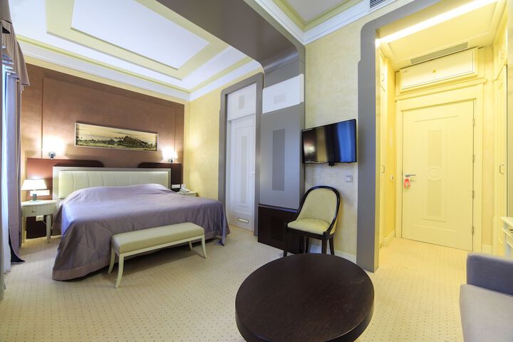 Room 3 of 117