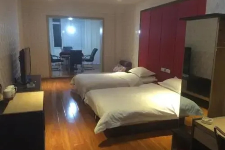Room 4 of 8