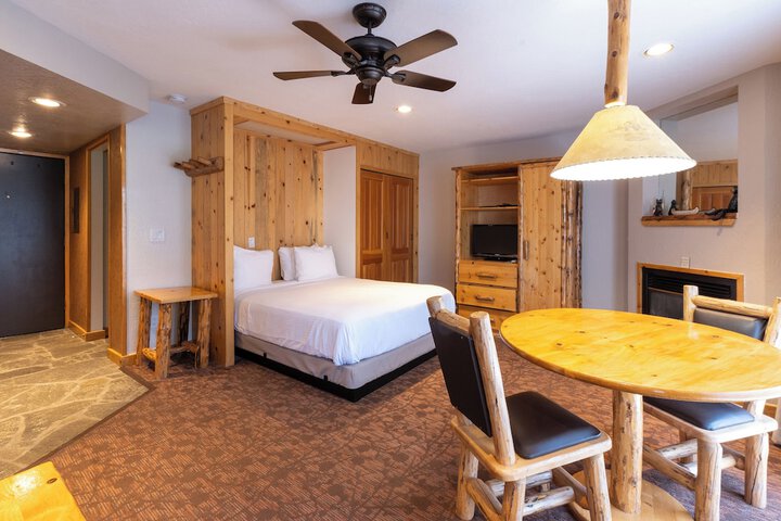 Room 28 of 103