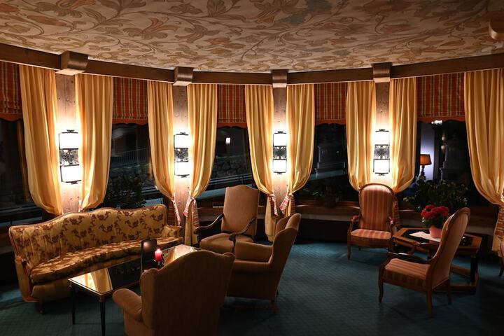 Lounge 74 of 83