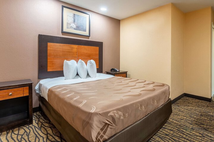 Queen Bed Accessible (5 of 5)