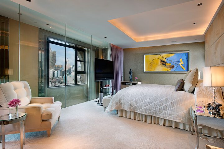 Room 3 of 112