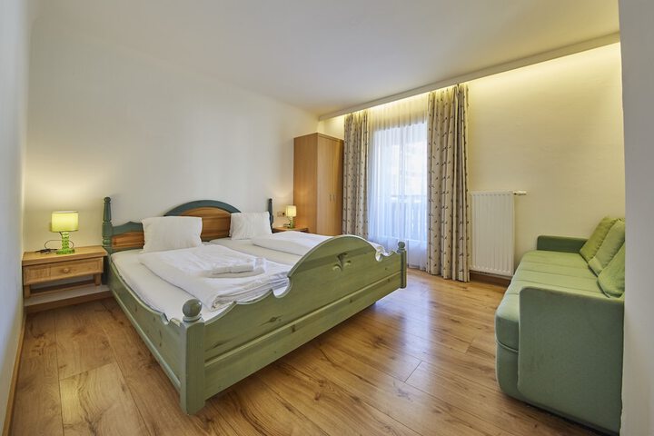 Room 10 of 76