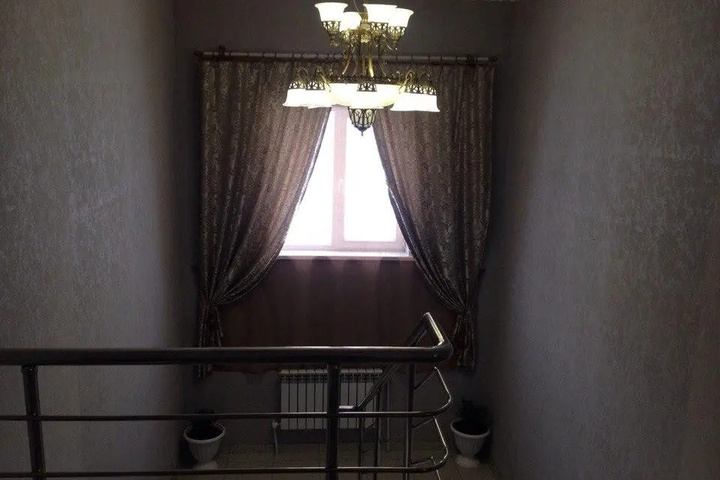 Room 6 of 8