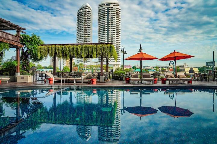 Hotel Pool