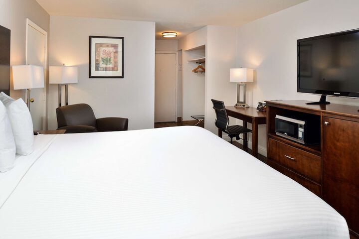 1 King Bed Microwave and Refrigerator WiFi Full Breakfast (16 of 17)