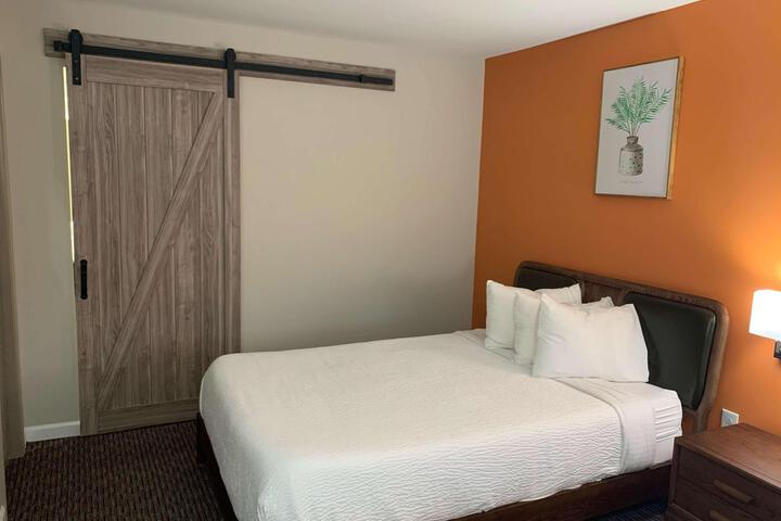 1 King Bed (1 of 10)