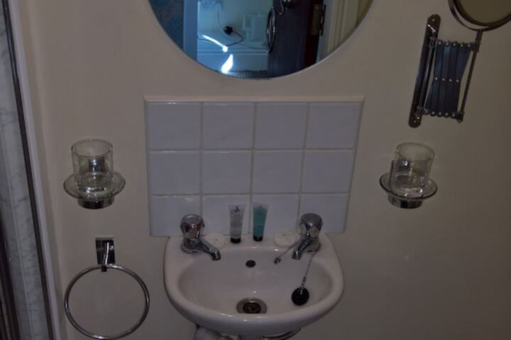 Room 11 of 32