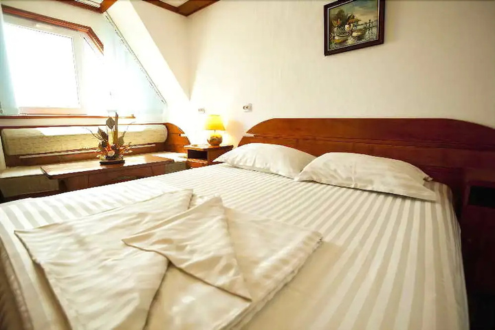 Room 3 of 10
