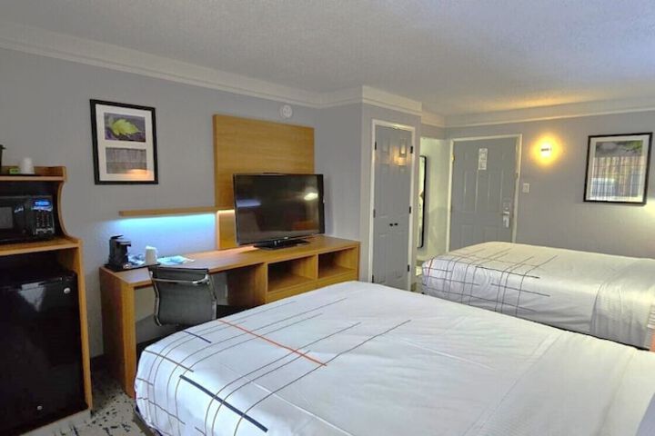 2 Queen Beds (2 of 3)