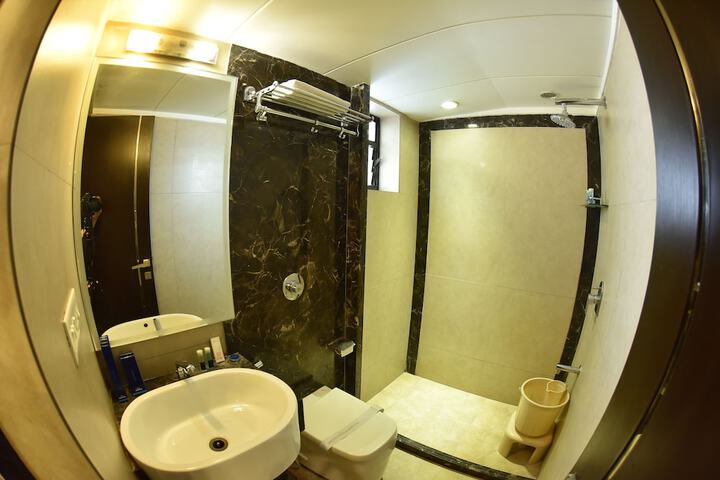 Room 27 of 40