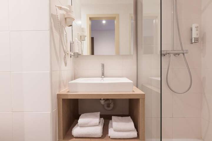 Room 16 of 28