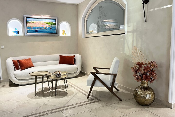Lounge 33 of 42
