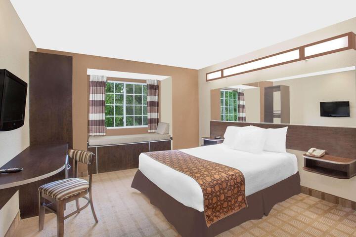 1 Queen Bed (9 of 19)