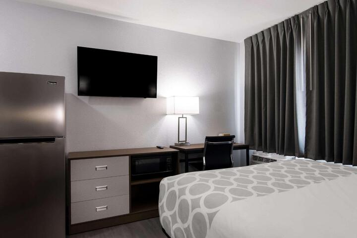 1 Queen Bed (3 of 4)