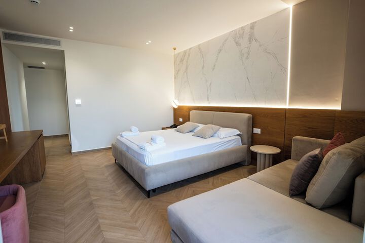 Room 13 of 146