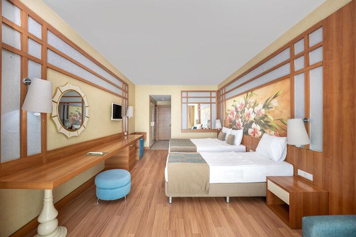Room 33 of 176