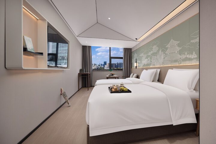 Room 10 of 33