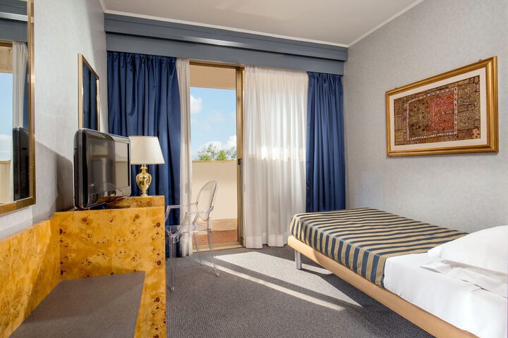 Room 9 of 30