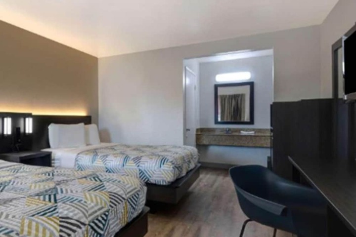 1 Queen Bed (10 of 10)
