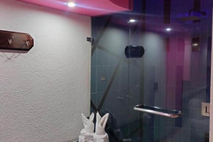 Room 6 of 10