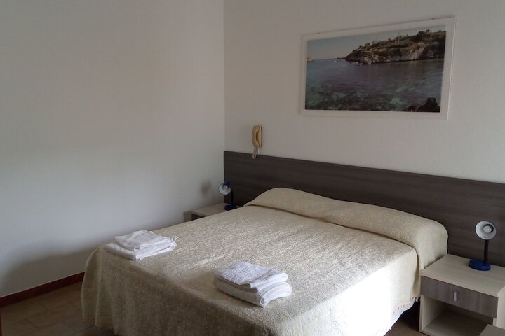 Room 10 of 12