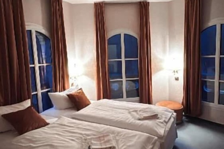 Room 8 of 17