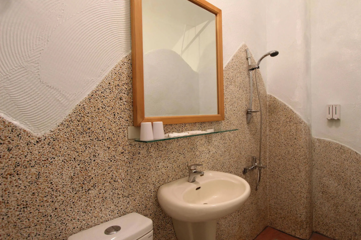 Room 7 of 12