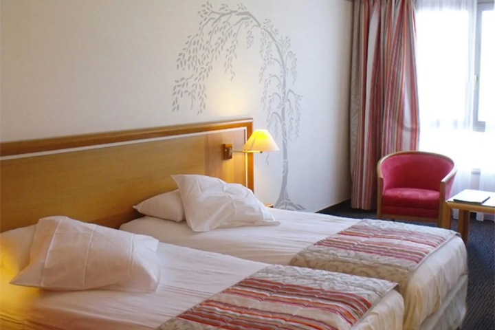 Room 4 of 28