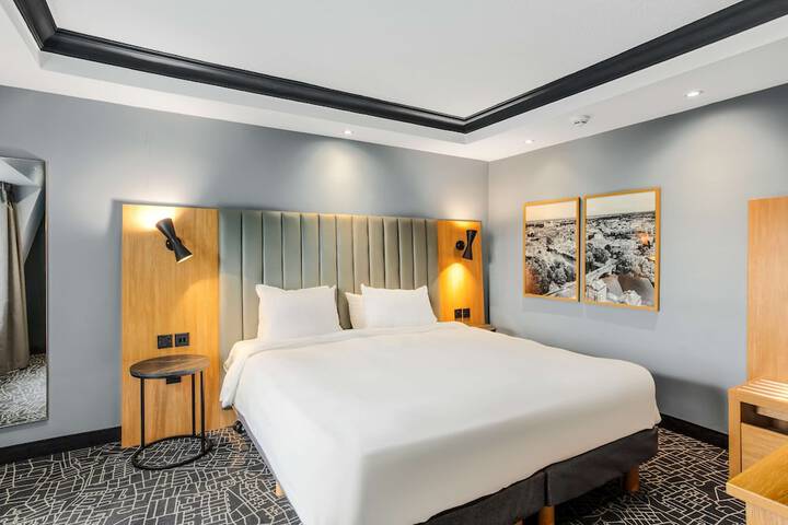 Room 53 of 137