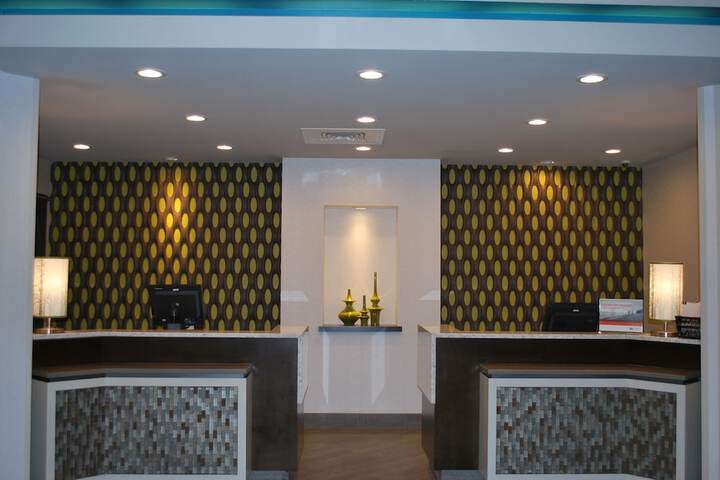 Check-in/check-out kiosk