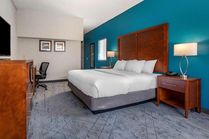 1 King Bed Balcony Microwave and Refrigerator WiFi Full Breakfast (2 of 19)