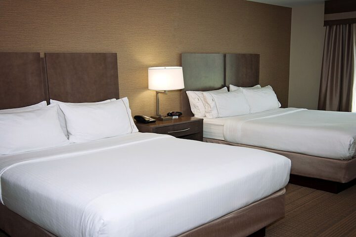 1 Queen Bed (1 of 8)