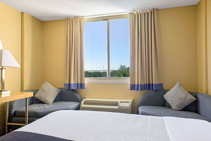 1 King Bed Deluxe Room (1 of 10)