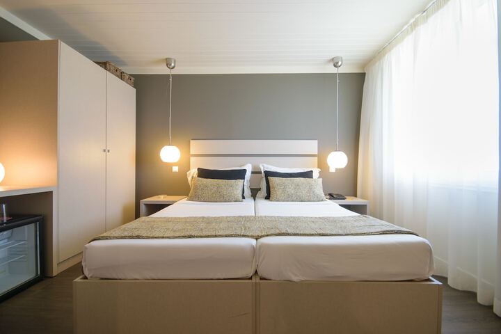 Room 25 of 102