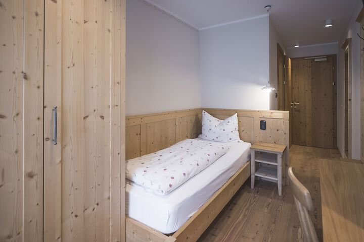 Room 44 of 214