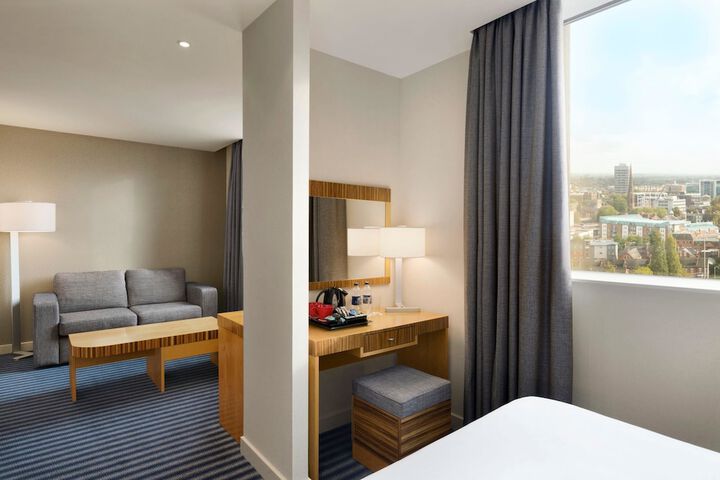 Room 6 of 32