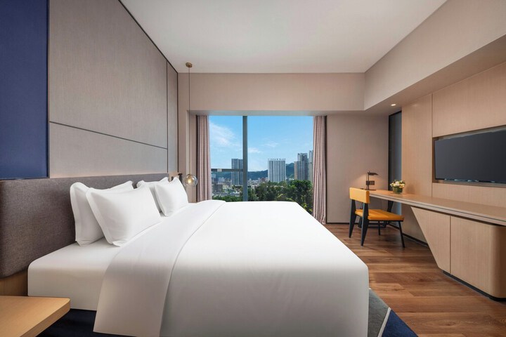 Room 21 of 102
