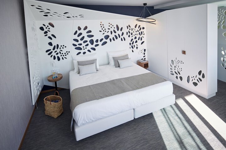 Room 12 of 118