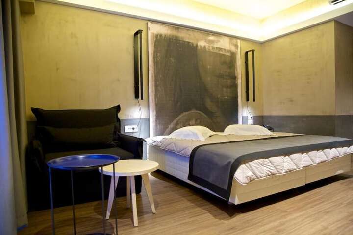 Room 11 of 28
