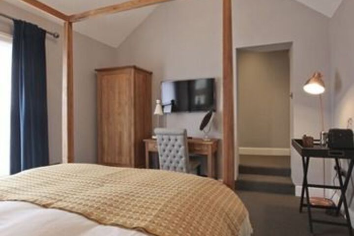 Room 10 of 25