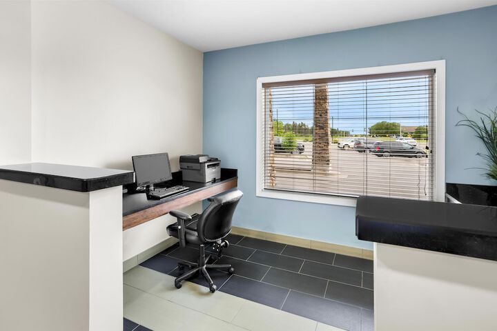 Business Center 42 of 45