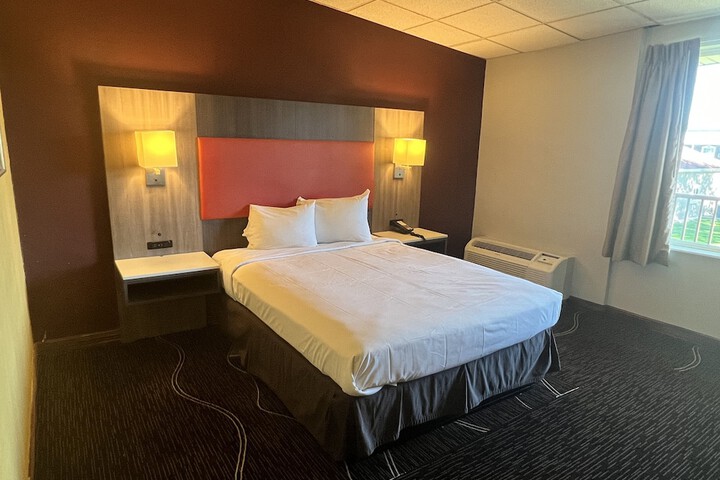 1 Queen Bed (5 of 9)