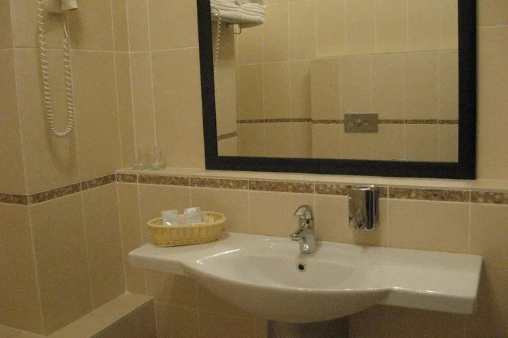 Room 10 of 31